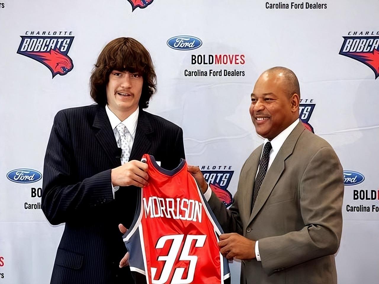 开云体育app-还记得他吗?NCAA的王者 被誉为大鸟二世 却只打了3年NBA光速消失