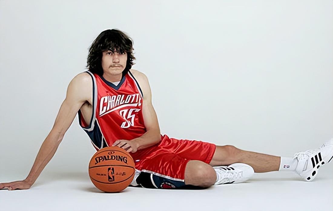 开云体育app-还记得他吗?NCAA的王者 被誉为大鸟二世 却只打了3年NBA光速消失