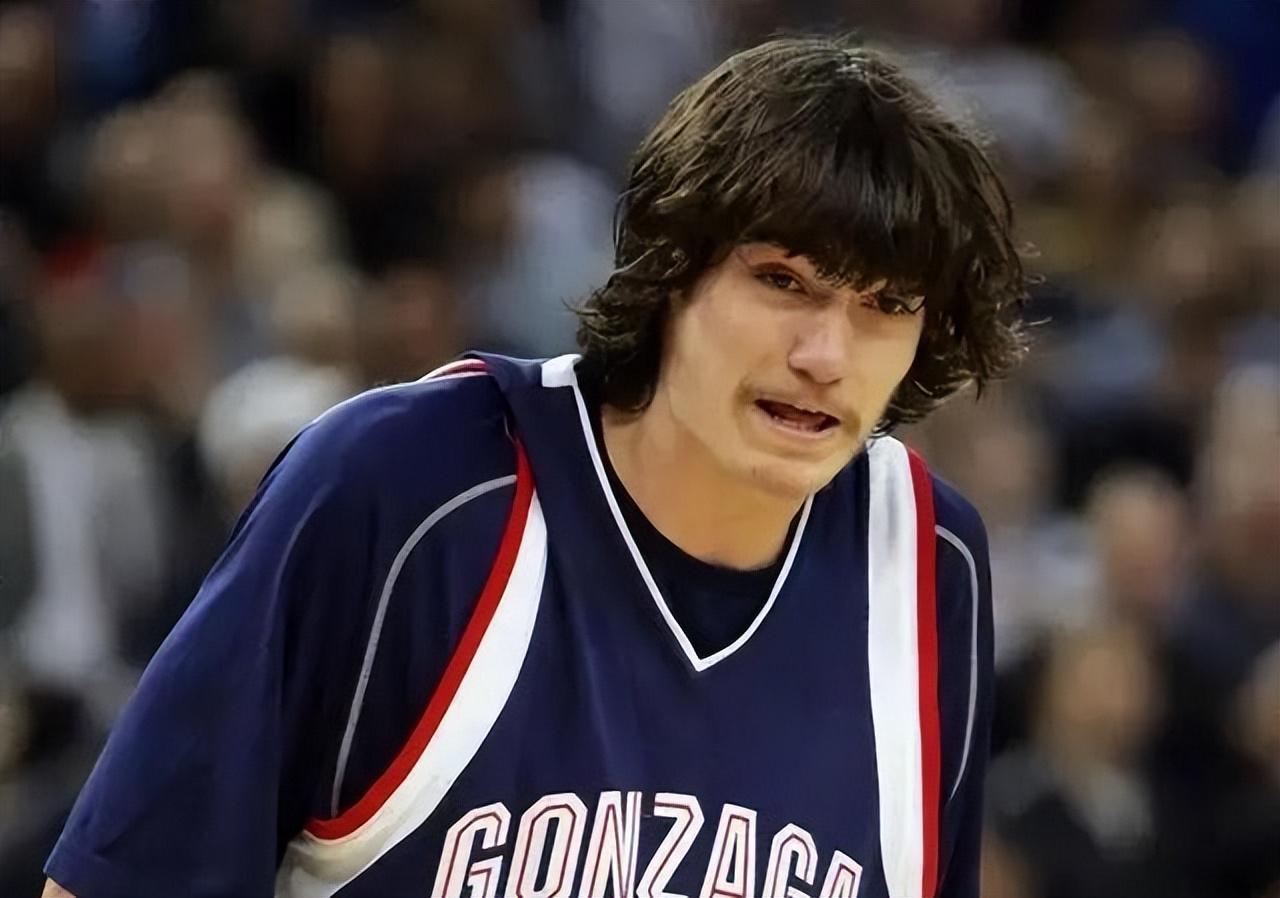 开云体育app-还记得他吗?NCAA的王者 被誉为大鸟二世 却只打了3年NBA光速消失